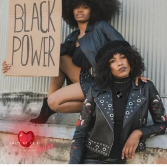 Three Arrows Peaceful Protest Necklace - Picture 5 of 5